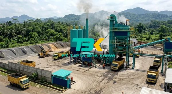 Loading material AC-WC dari AMP untuk kebutuhan proyek jalan di Purwakarta